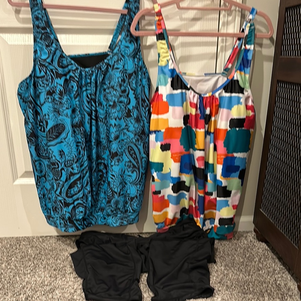 Lot of 2 swim tanks and 1 pair of swim Capris 3x